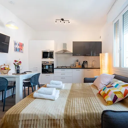 Chic Little Flat Near Center アパート