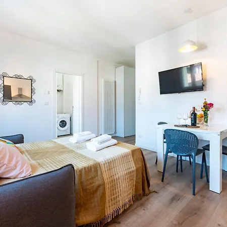Chic Little Flat Near Center Apartment
