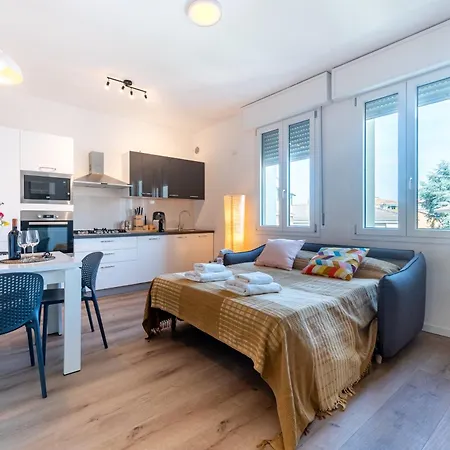 Chic Little Flat Near Center